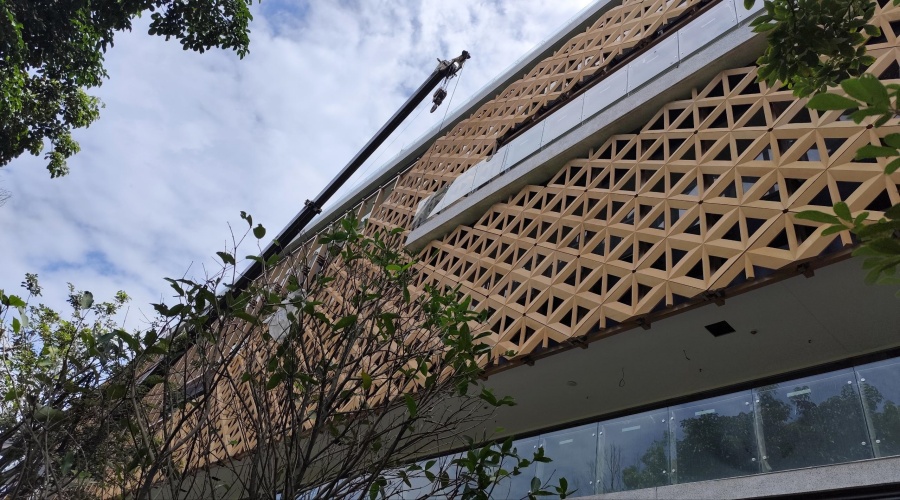 廣東UHPC廠家-惠州博羅 茶葉產(chǎn)業(yè)園彩色UHPC鏤空幕墻板